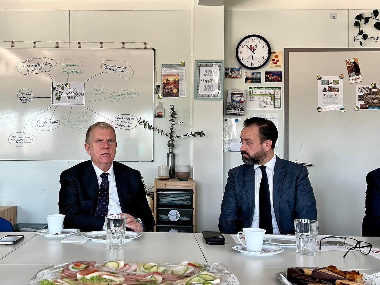 Rahn Education Geschäftsführer Gotthard Dittrich unterhält sich mit Wissenschaftsminister Sebastian Gemkow